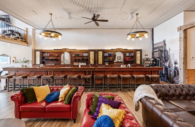 Sleepy Saddle Saloon-Hot Tub-Historic-Renovated