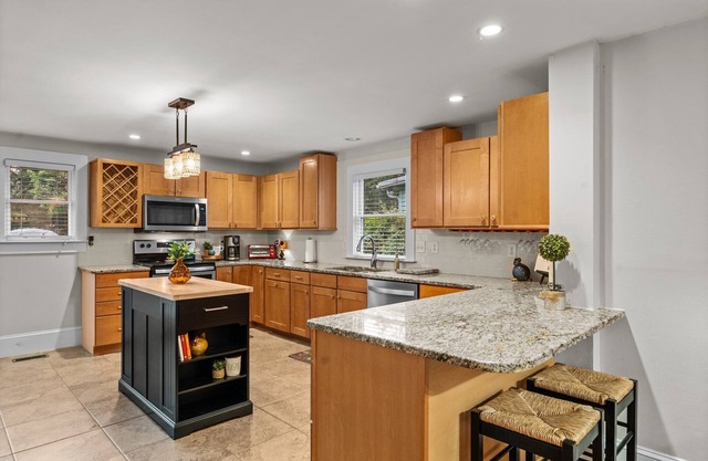 Slice of Southern Heaven! Charming 3-bedroom 2.5 bath Cottage - Downtown SoPines