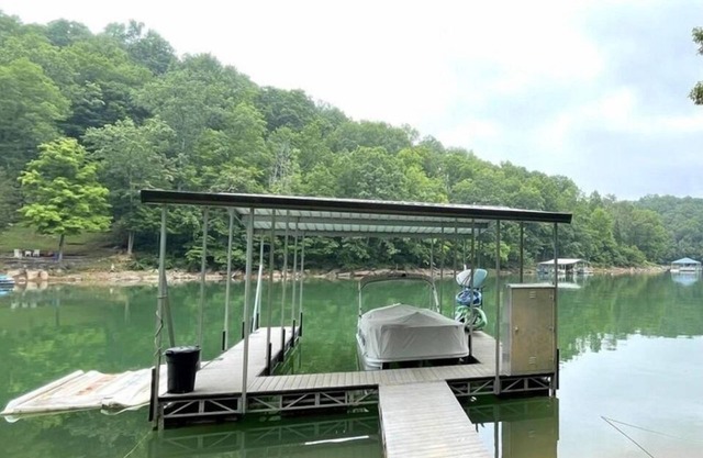 Slip-Away into Isolation & Relaxation w/ Covered Dock & Hot Tub.