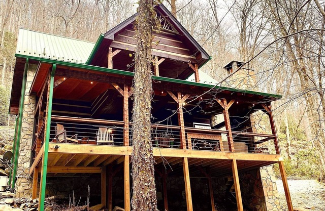 Slippery Rock-Pet Friendly, Luxury Log Cabin Rental on Creek, Outdoor TV over Fireplace, Hot Tub-Western NC