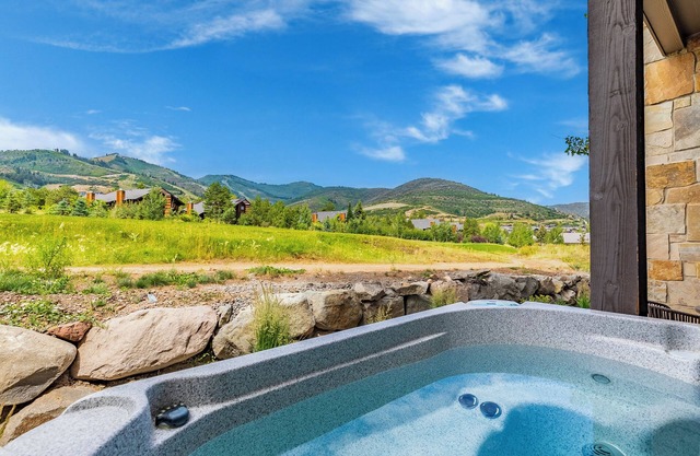 Slope Sight by AvantStay | A+ Location w/ Hot Tub