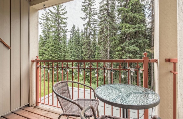 Slopeside 1 bedroom + alcove Creekside condo with full kitchen & gas fireplace.