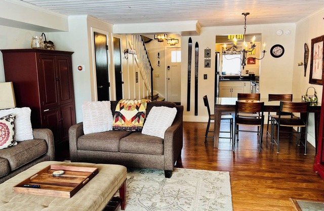 Slopeside Lodge -Ski In/Out at Tollhouse Lift & 3 Minutes to Stowe Mtn.