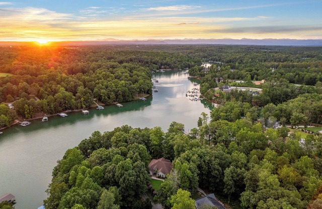 Slow down at Idle Cove on Lake Keowee. Private Dock and only 25 min to Clemson!