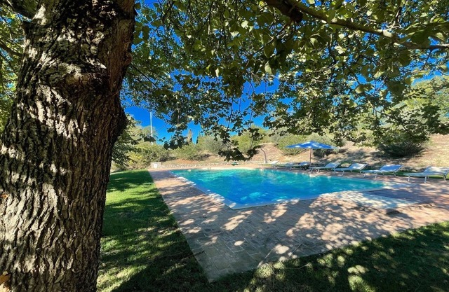 Slps 10 in 5 bedrms + 5 bathrms. Detached villa with play area. Walk to Todi