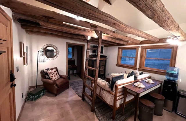 Small cabin on private 400 acre mountaintop farm!