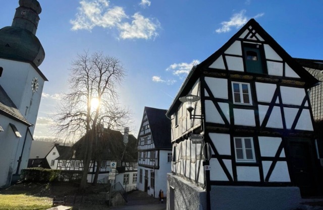Kleines Bürgerhaus am Glockenturm inmitten der historischen Altstadt