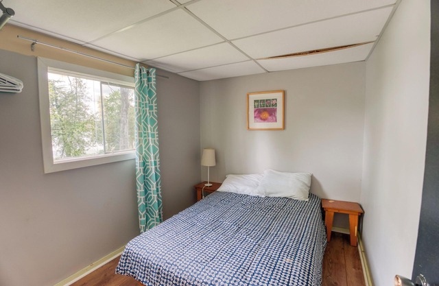 Charming 2-Bed + Futon Cottage: Your Lakeside Oasis for 5-6!