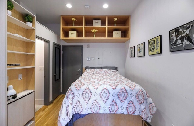 Small fully equipped Contemporary Studio near MGH