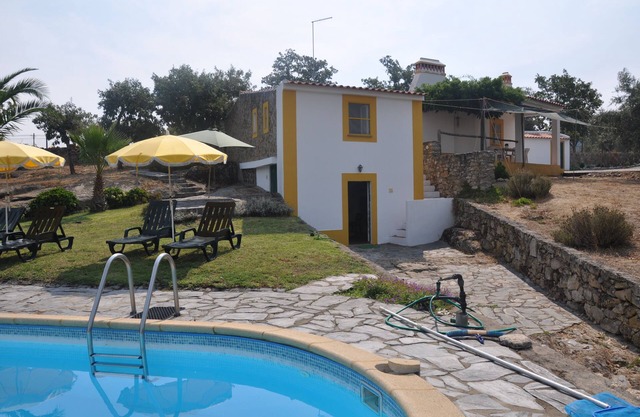 Kleiner Hügel in Alentejo, Castelo de Vide, mit Pool