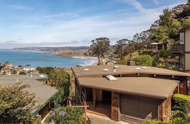 Small Home with Ocean View walk to Restaurants, Brewery, Shops, Beach
