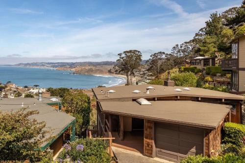 Small Home with Ocean View walk to Restaurants Brewery Shops Beach