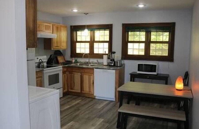 Small House, 2 queen bedrooms, 1 bath, on route 33, Very Nice!