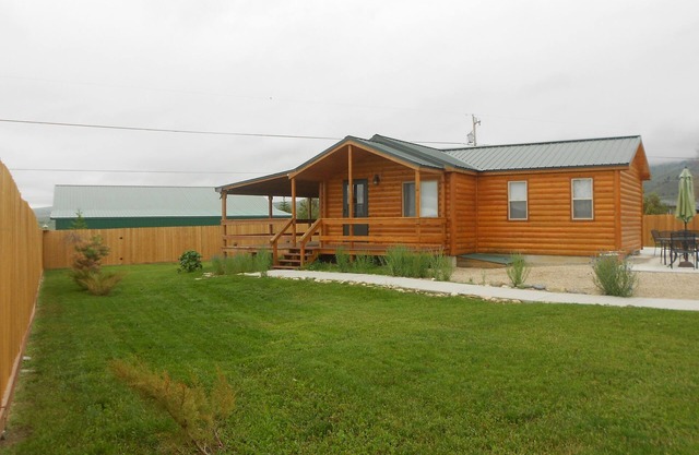 Kleines Haus am Fuße der Berge