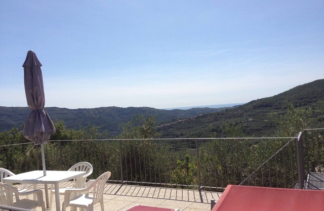 Kleine haus in Ligurienen im Vorgebirge 15 km vom meer mit pool in olivenbaume