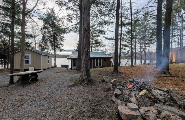 Small Lakefront Cabin on Black Lake with Dock -can sleep 13