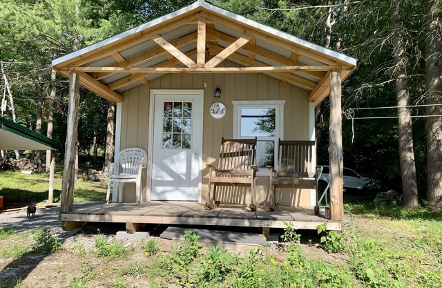 Small lakefront cottage on Black Lake with dock - can sleep 13