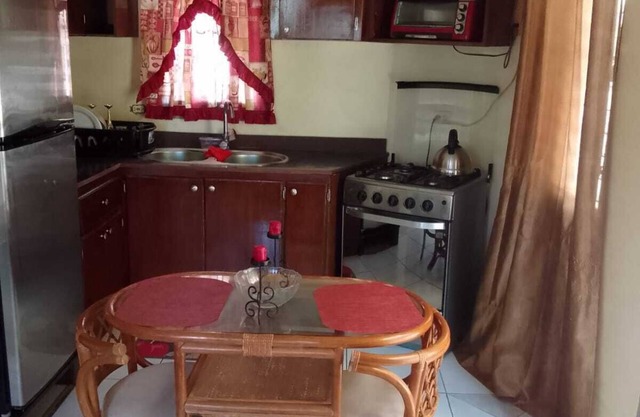 Small neat apartment.5 mins away beach/hiking.