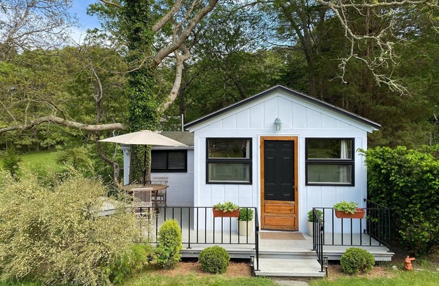Cottage mit einem Schlafzimmer auf großem Grundstück in Gehweite zum Vineyard Haven