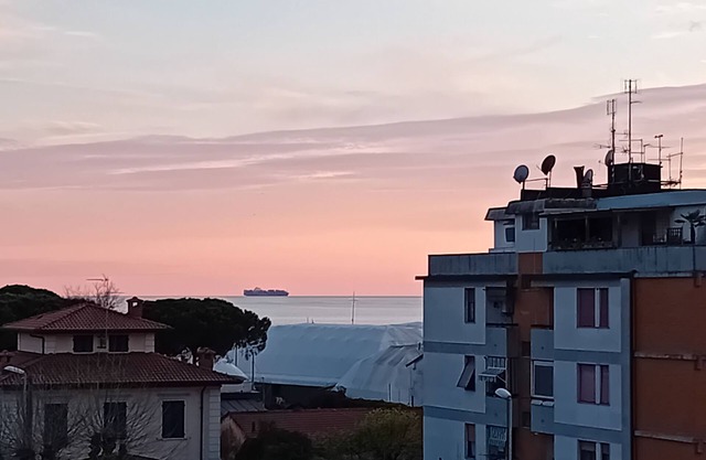 SMALL PENTHOUSE SEA VIEW MOUNTAINS IN MARINA DI CARRARA 100 MT FROM THE SEA