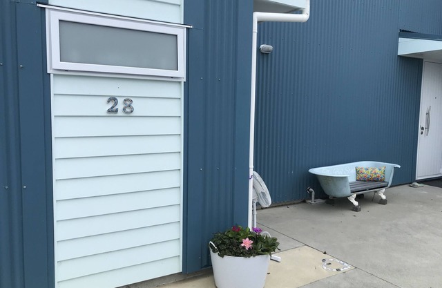 Small self contained studio with private deck, 5 mins walk to beach(vaccinated)