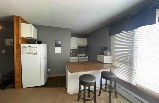 Small simple apartment centrally located to everything in town. Walk or ride.