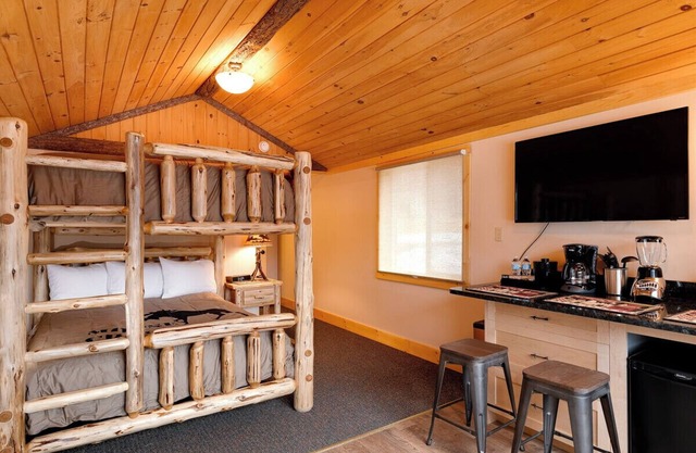 Small Standalone Cabin w/2 queen beds + kitchenette