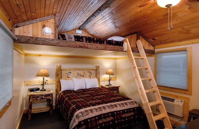 Small Standalone Private Cabin with Loft and Kitchenette, Firepits, BBQ
