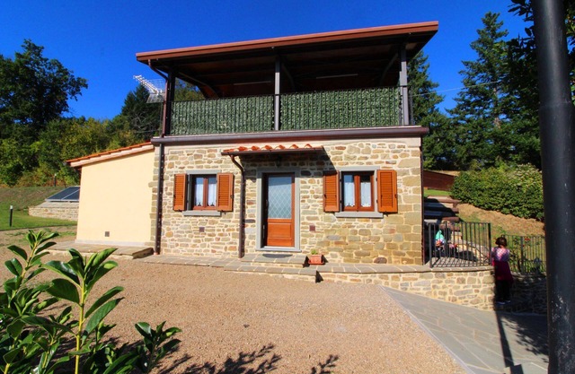Kleines Steinhaus mit Panoramaterrasse und herrlichem Blick auf die grünen Wälder des Casentino-Tals
