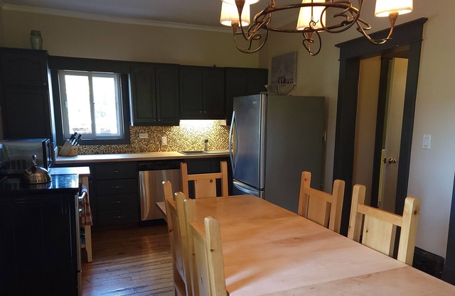 Small Town Charm Retreat, Close to Hiking- Sleeps Ten