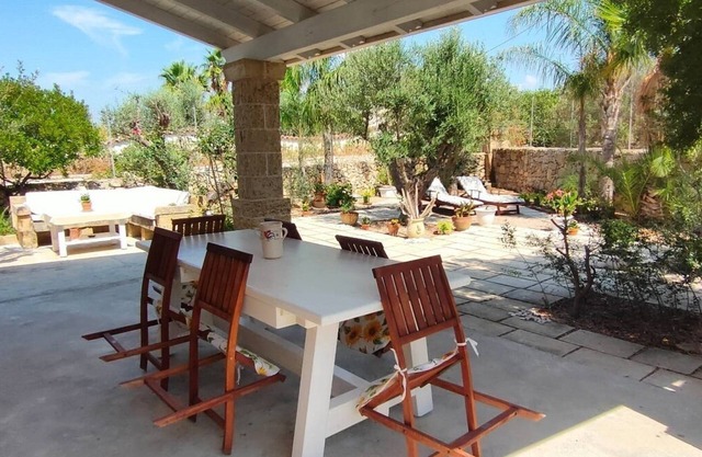 Villa 300 m vom Meer entfernt, umgeben von viel Grün, 15 km von Gallipoli entfernt