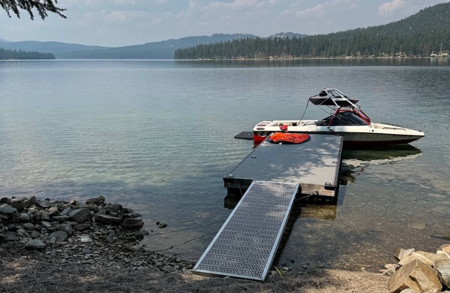 Small waterfront cabin with private dock on beautiful McGregor Lake