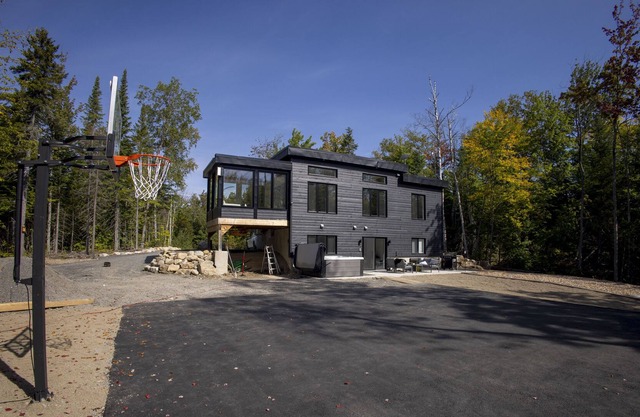 Smart Cottage with Hot Tub and Basketball Court (haute gamme furniture)