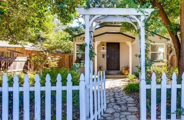 Smart, Eclectic ART HOUSE near the beat.