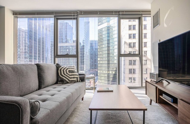 Smart Loop Studio w/ Pool, Gym, nr. Theatre District & L, by Blueground