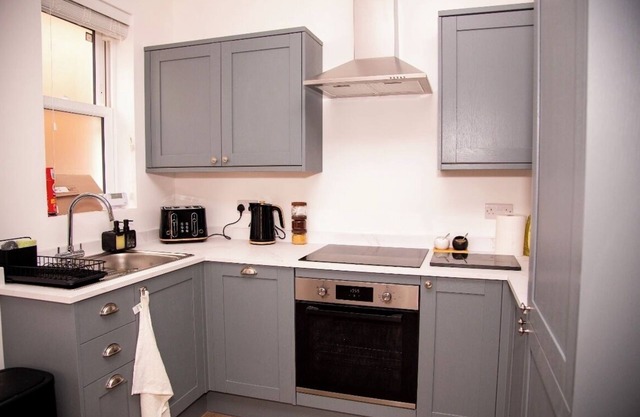 Smart Stay BnB | Next to Farnborough Airport | Sleeps 6 | Parking | Garden
