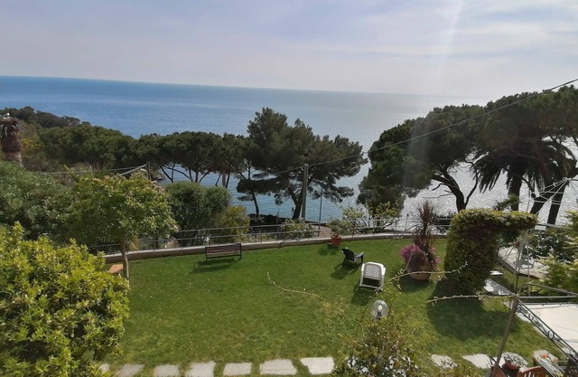 Großes Studio für 4 Personen direkt am Meer+garten+Terrasse+Solarium+Schwimmbad