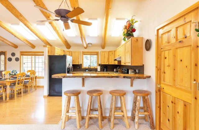 Smiley Creek Log Cabin: Idyllic Location with Lakes, Hiking & Winter Sports