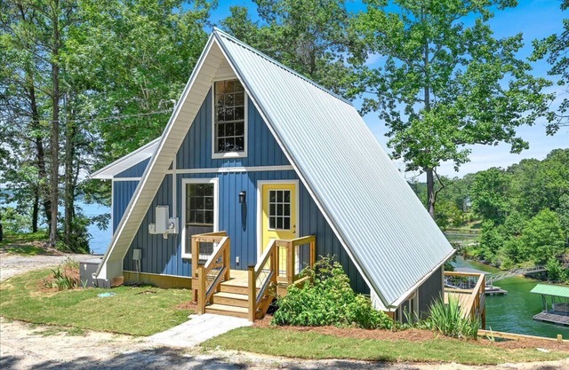 SMITH LAKE CABIN, Book your Valentine’s Day Getaway Now! Perfect Getaway