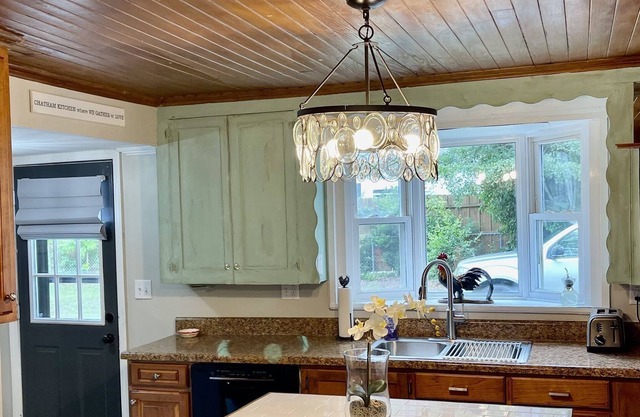 SMOKE FREE Cottage on Chatham quiet, peaceful, business travelers welcome