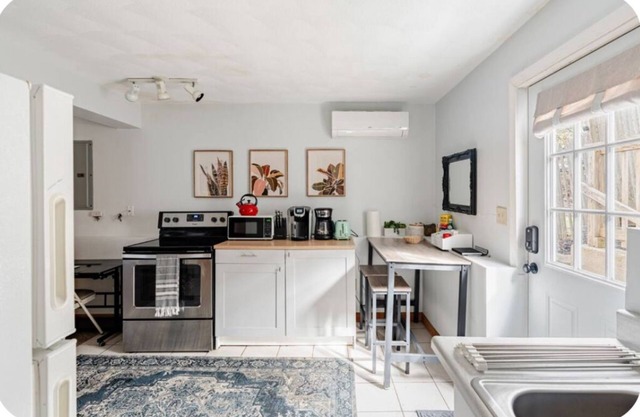 Smoke FREE Studio- walk to beaches, downtown! 5 min drive to Historic Salem!