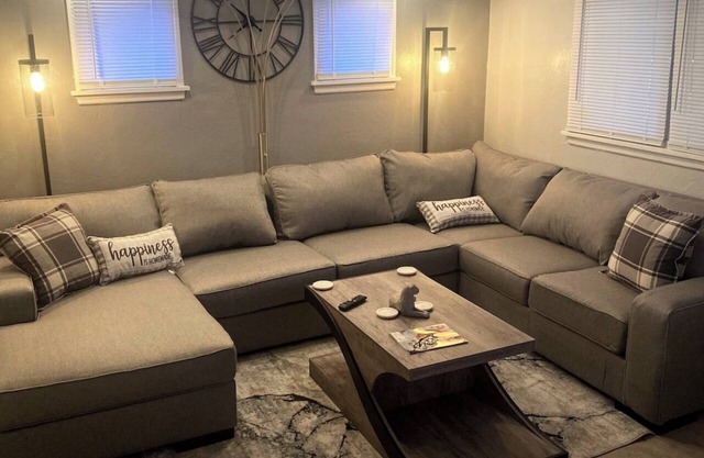 Smoke Free!!The Rock House Bnb, StL. Centrally Located + Park. 8 person Max!