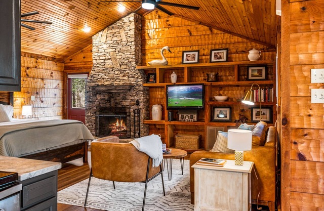 Keep Motorcycles Dry! Upscale Cabin w/Garage, minutes from National Park.