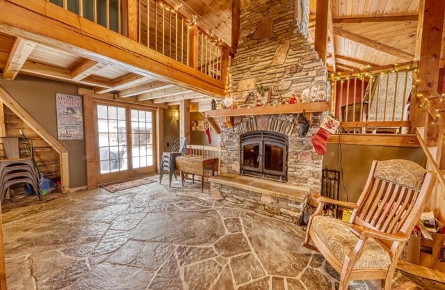 Smokey Valley Lodge 2 Bedroom Home by Redawning