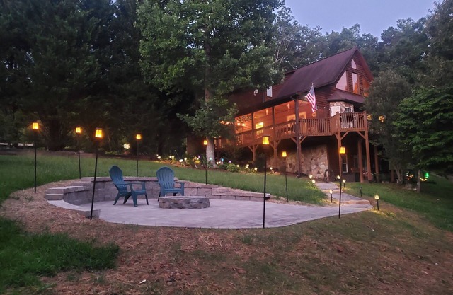 Smoky Mountain Cabin - HOT TUB - 2 Fireplaces - Fire Pit - Screened Deck