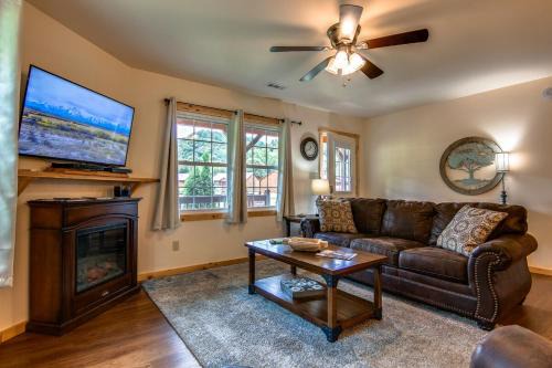 Smoky Mountain Cabin by Tuckasegee River!