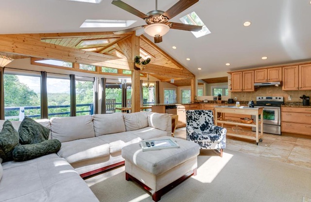 Smoky Mountain Getaway with Private Hot Tub!