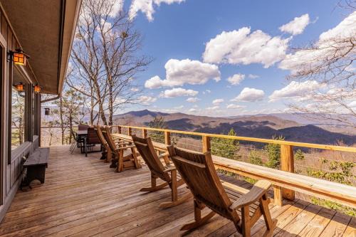 SMOKY MOUNTAIN MAGIC-Spectacular Views, 3 Br, Sleeps 8, Hot Tub