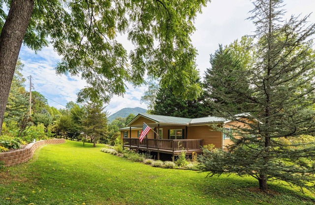 Smoky Mountain Riverfront Lodge: 4 bedrm on the Tuckaseegee River in Sylva NC