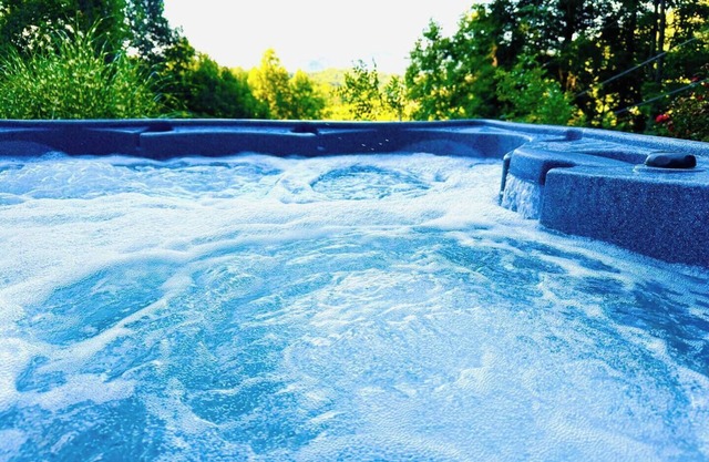 Smoky View Hideaway! Hot tub & Wifi on paved road